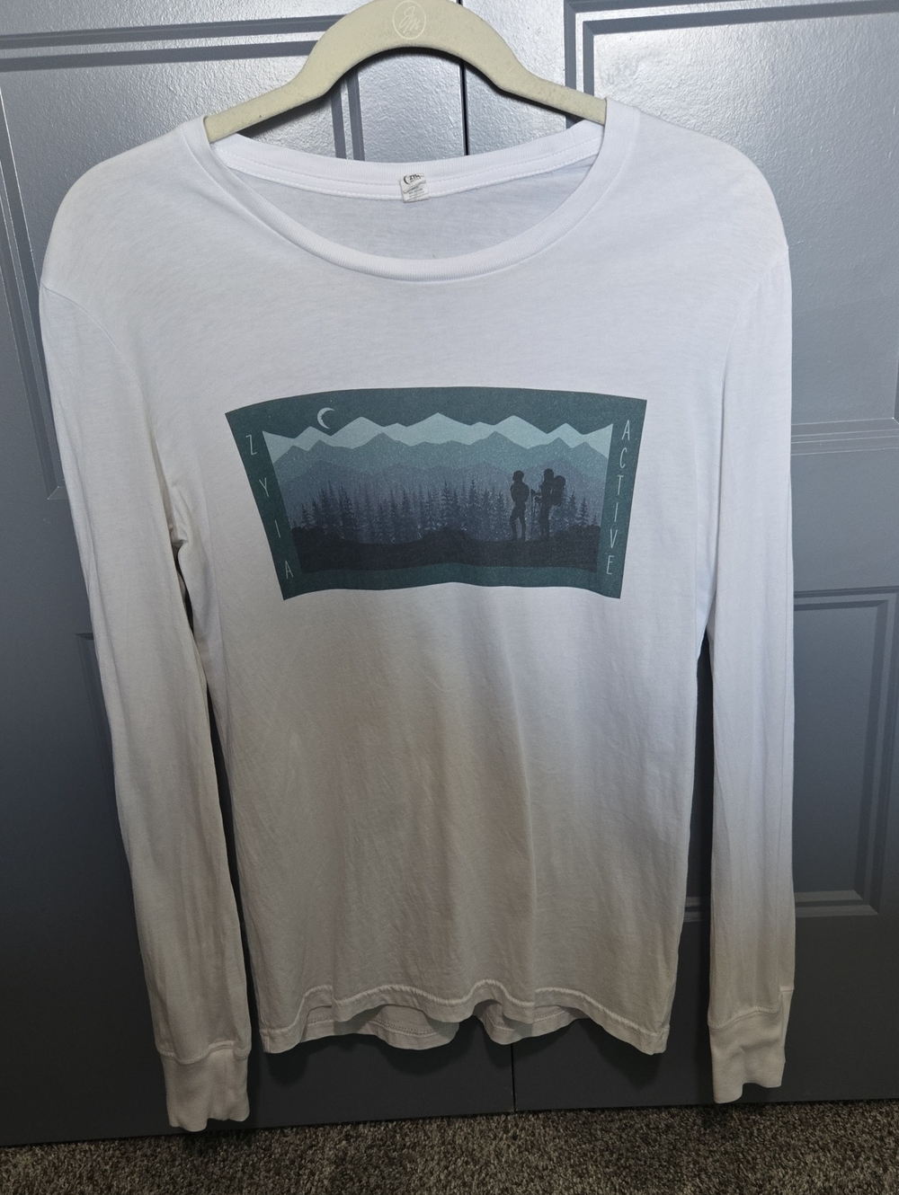 Zyia Active Lightweight White Long-Sleeve Graphic Shirt - Mountain Hike Design